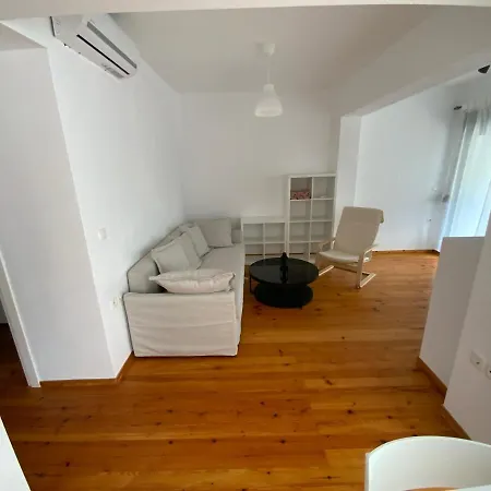 F.r. House